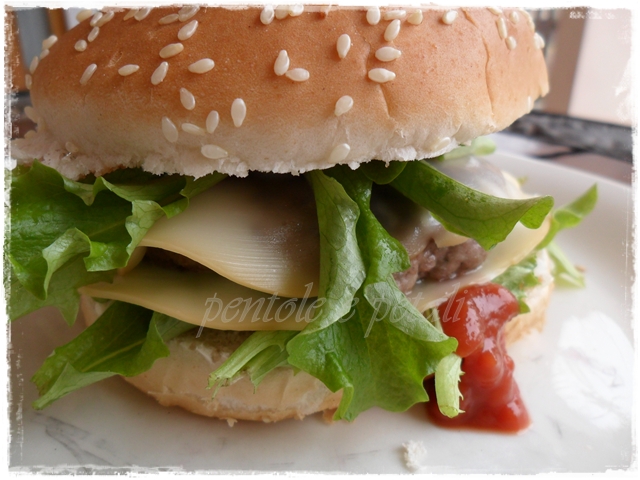 hamburger vitello pollo manzo scamorza insalata e ketchup